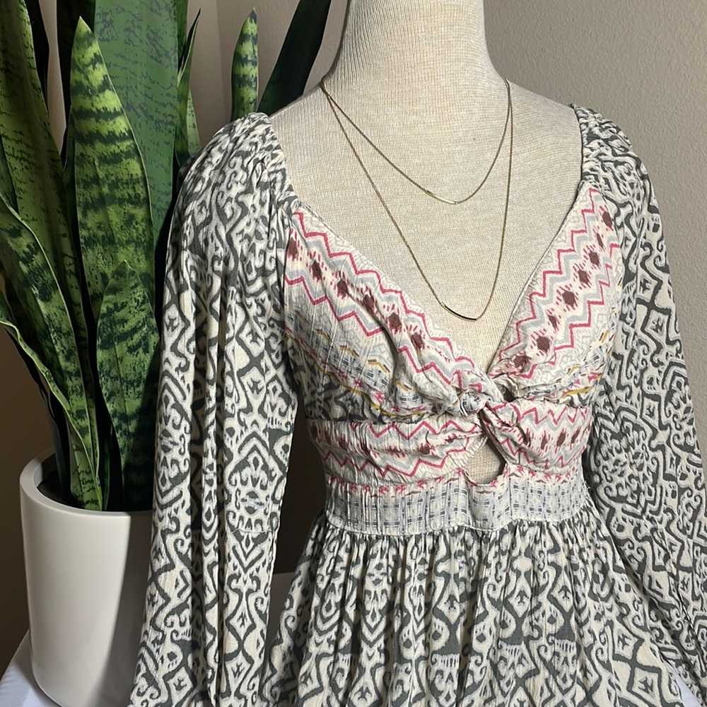 Deep V knotted long sleeve size small